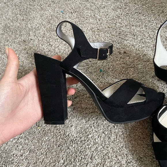 Heels - Picture 4 of 6